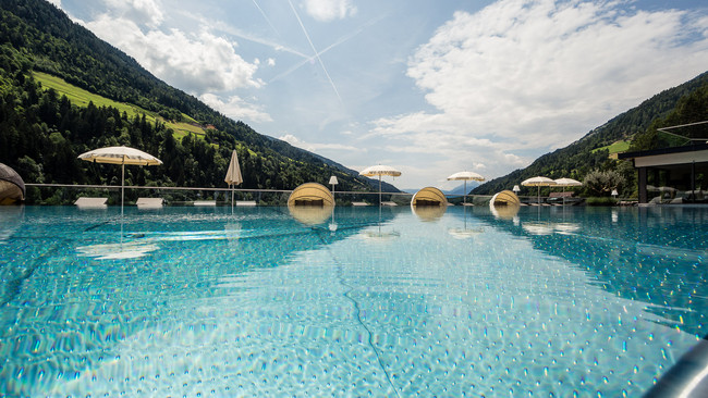 Ihr luxuriöses Hotel mit Pool in Südtirol Ihr luxuriöses Hotel mit Pool in Südtirol