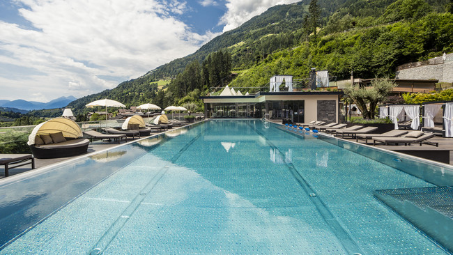 Ihr luxuriöses Hotel mit Pool in Südtirol Ihr luxuriöses Hotel mit Pool in Südtirol